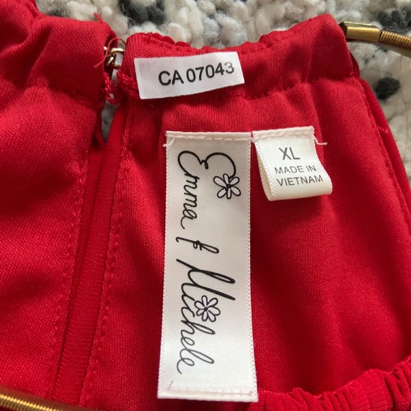 Red sleeveless dress with gold chain neck - Picture 4 of 6